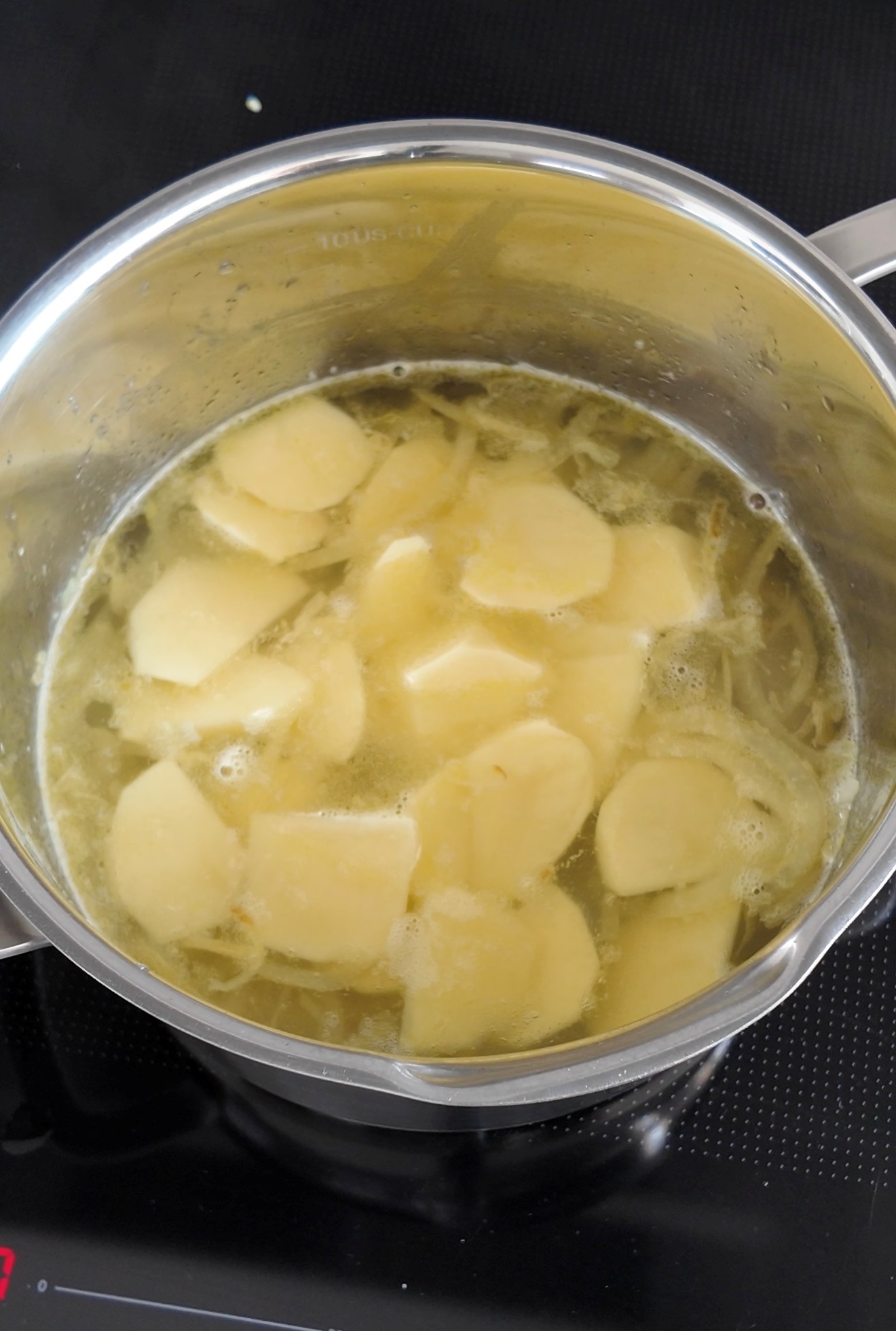 Añadir patatas a la sopa de pescado